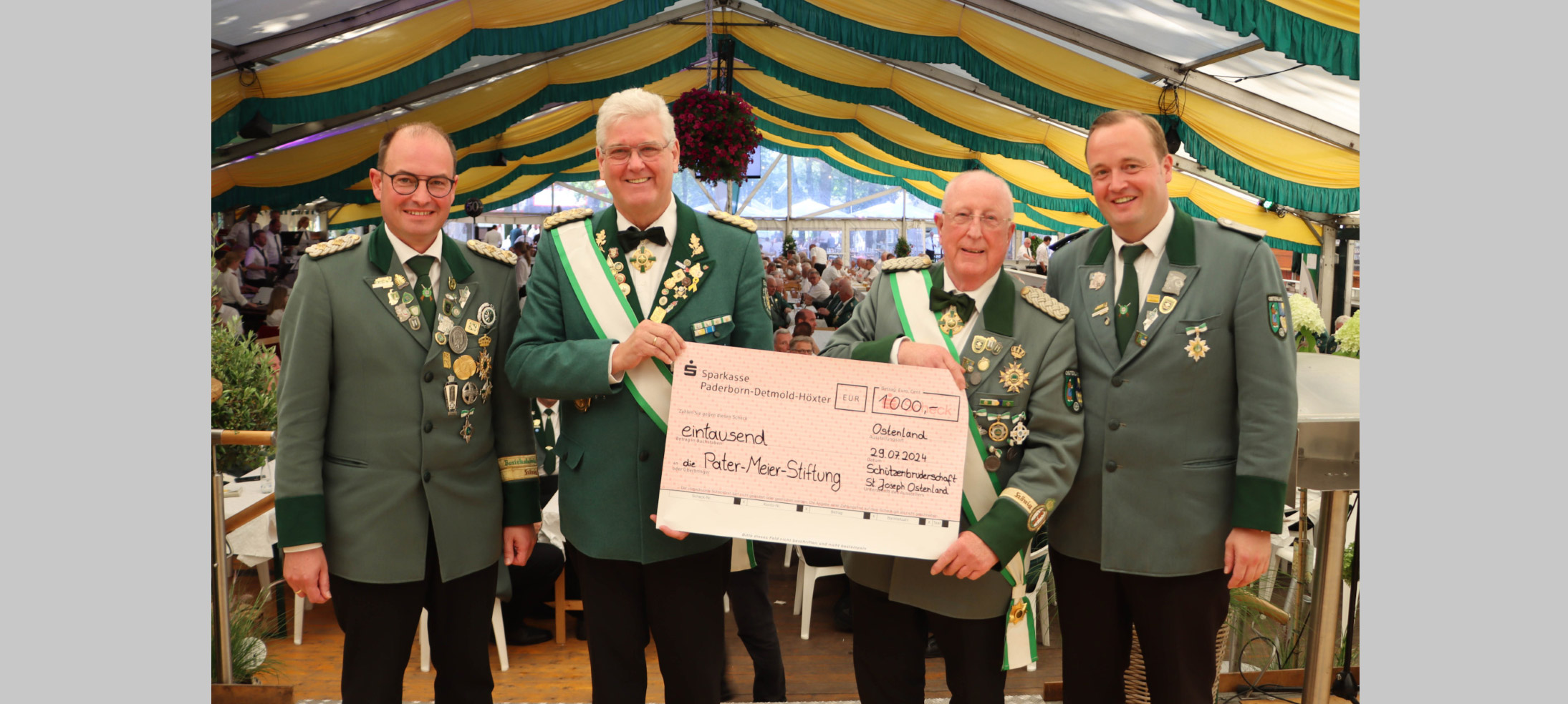Freuen sich über den Scheck, Werner Peitz und Reinhard Thiele vom Pater Meier Verein (2. und 3. von links), welcher von Oberst Markus Sandbothe (links) und Kassierer Frank Büser (rechts) übergeben wurde.
