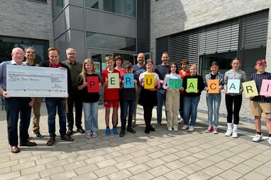 Freuen sich über die erneute Spende an die Partnerschule in Acari: (v. l.) Reinhard Thiele (Pater-Meier-Stiftung), Robert Macedo (Spanischlehrer und Vereinsmitglied), Raphael Finkeldey (Organisatorenteam), Dr. Ralf Brinkmann (Schulleiter), Emma Lobbenmeier, Felix Büttner, Claudia Henke (Organisatorenteam), Justus André Kreisel, Matthias Strotmann (Unterstufenkoordinator), Svenja Christine Gerson, Jan-Niklas Kleinschmidt (Gemeindereferent), Milena Seydi Özkaya, Uta Hoischen (Organisatorenteam), Emma Fortmeier, Emma Rose Cicek, Anna Jüde und Lionel Rucinski