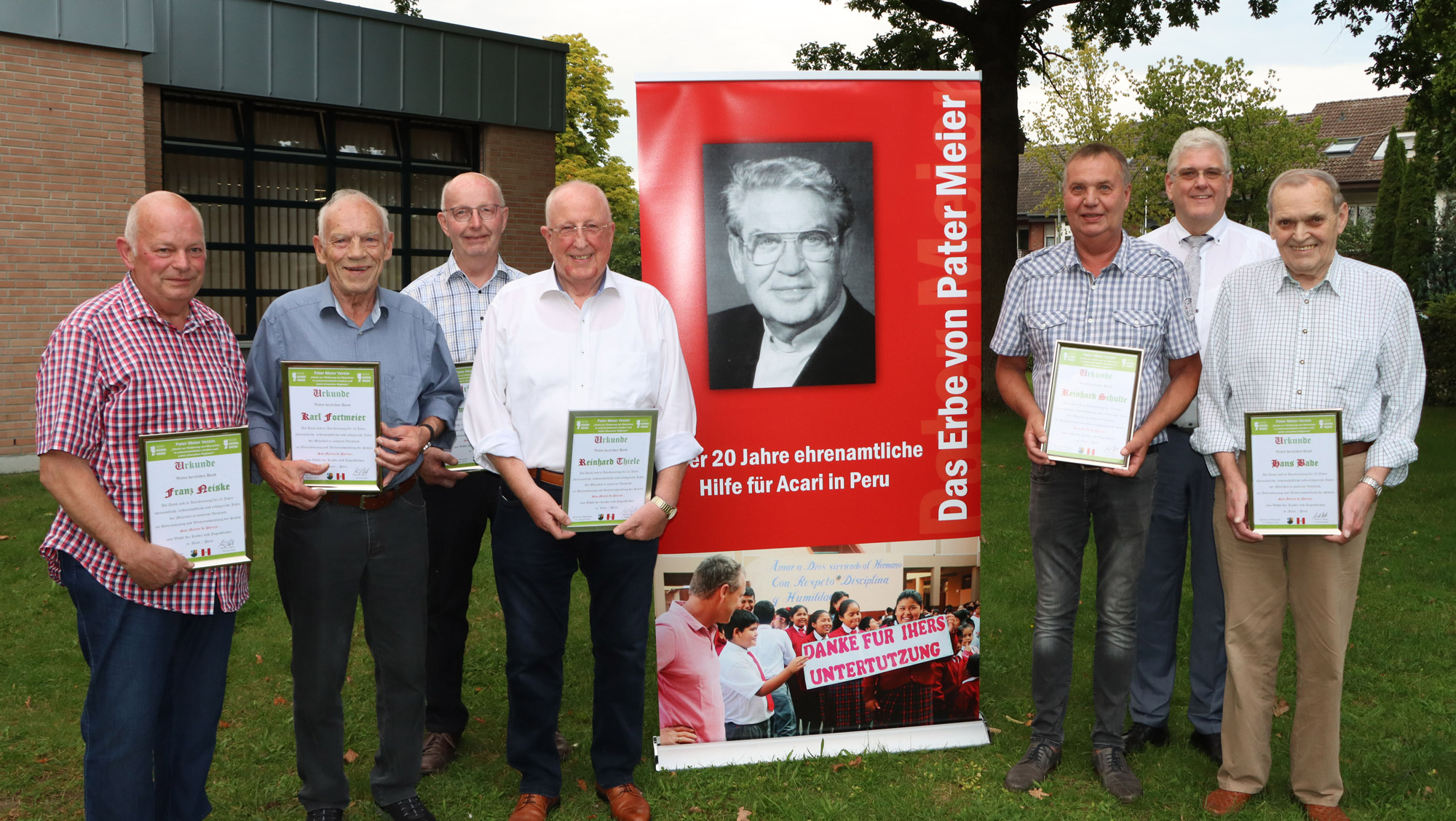 PATER MEIER VEREIN: Seit Gründung des „Pater-Meier-Verein“ in Ostenland vor 22 Jahren unterstützen (von links) Franz Neiske, Karl Fortmeier, Hermann Neiske, Reinhard Thiele, Reinhard Schulte und Hans Bade (rechts) die Arbeit des Vereins und helfen so der Pfarrschule im peruanischen Acari. Der Vorsitzende des Vereins, Bürgermeister Werner Peitz (2. von rechts) dankte im Rahmen einer Gedenkveranstaltung zum 20. Todestag des aus Ostenland stammenden Pater Georg Meier allen Unterstützern. Foto: Axel Langer