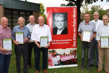 PATER MEIER VEREIN: Seit Gründung des „Pater-Meier-Verein“ in Ostenland vor 22 Jahren unterstützen (von links) Franz Neiske, Karl Fortmeier, Hermann Neiske, Reinhard Thiele, Reinhard Schulte und Hans Bade (rechts) die Arbeit des Vereins und helfen so der Pfarrschule im peruanischen Acari. Der Vorsitzende des Vereins, Bürgermeister Werner Peitz (2. von rechts) dankte im Rahmen einer Gedenkveranstaltung zum 20. Todestag des aus Ostenland stammenden Pater Georg Meier allen Unterstützern. Foto: Axel Langer