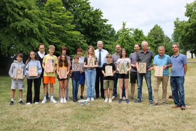 Foto: (v. l.) Leonard Köster und Helin Özdemir (beide 6d), Raphael Finkeldey (Organisatorenteam), Jaden Schlüter und Sophia Walther (beide 6a), Claudia Henke (Organisatorenteam), Tristan Mura (6c), Uta Hoischen (Organisatorenteam), Marlene Bellgardt (6c), 1. Vorsitzender der Pater-Meier-Stiftung Werner Peitz, Elias Hansmeier (6b), Matthias Strotmann (Unterstufenkoordinator), Carla Bauer (6b), Jan-Niklas Kleinschmidt (Gemeindereferent), Josef Meier und Matthias Strunz (beide Vertreter der Pater-Meier-Stiftung), Robert Macedo (Spanischlehrer und Vereinsmitglied)