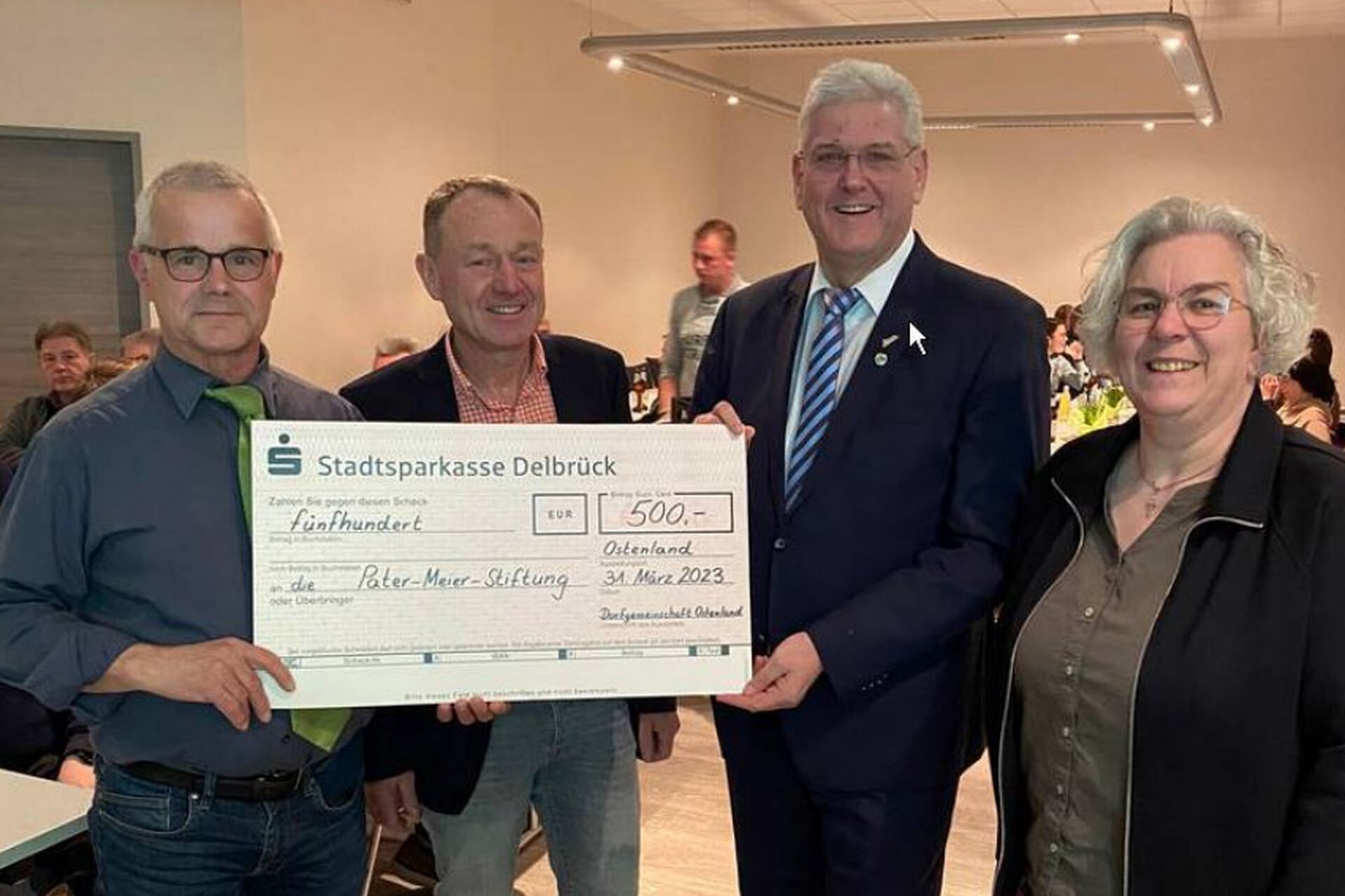 Bild v.l.: Heimatvereinvorsitzender Johannes Wiesing, Matthias Strunz (Pater Meier Stiftung), Werner Peitz (Vorsitzender der Pater Meier Stiftung) und Anita Papenheinrich 2. Vorsitzende Heimatverein Ostenland