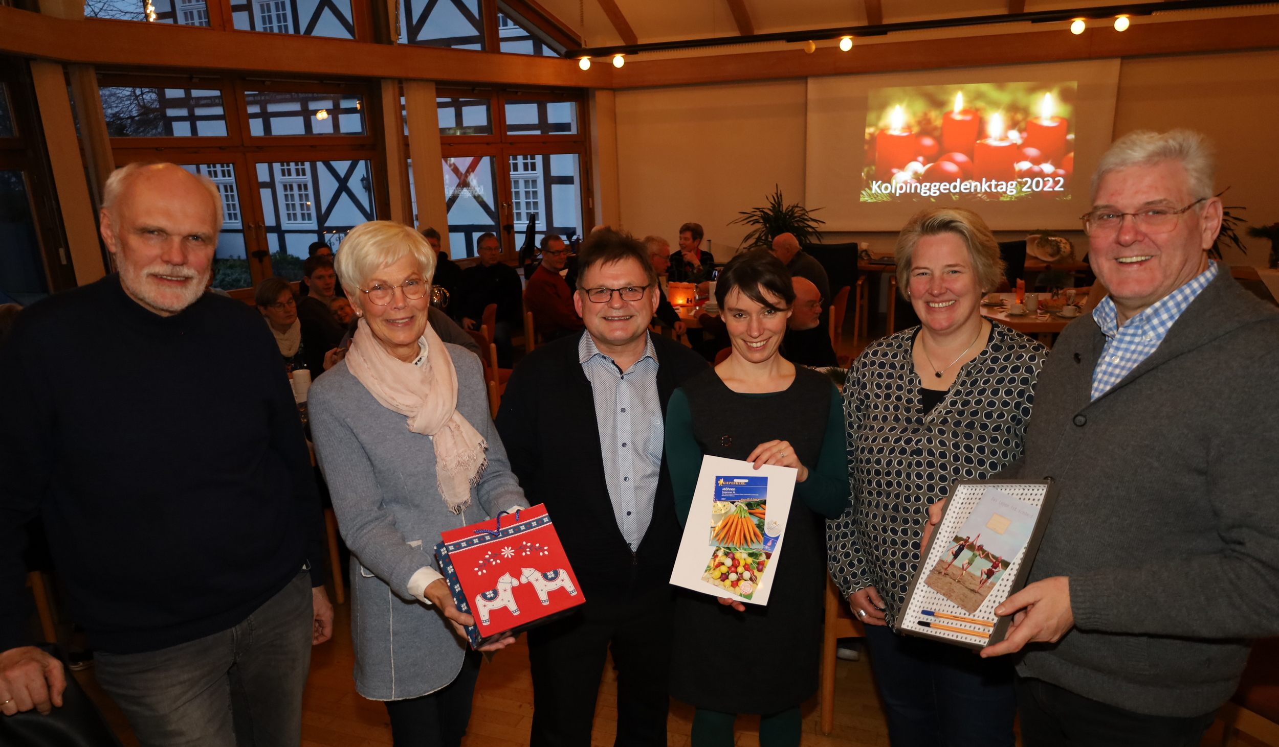Die Kolpingsfamilie Delbrück spendet für drei Aktionen. Darüber freuen sich (v.l.) Peter Meermeyer, die Vorsitzende der Caritas-Konferenz Margret Melcher, Günther Burchert, die Koordinatorin der Ruanda-Hilfe Anna Busch, Diana Kettelgerdes und der Vorsitzende des Pater-Meier-Fördervereins Werner Peitz. Foto: Kolping Delbrück