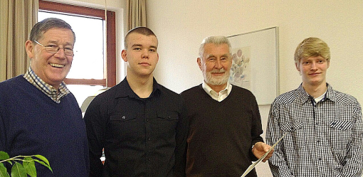 Auf dem Bild zu sehen sind: Unser Schulleiter Rudolf Fraune, der stellvertretende Schulsprecher David Scheunemann, der Vorsitzende der Pater-Meier-Stiftung Robert Oelsmeier und der Schulsprecher Sören Göstenkors bei der Übergabe des Spendenschecks in Höhe von 3773€. Wie in den vergangenen Jahren fand auch 2013 der soziale Tag an der Hauptschule Ostenland statt.