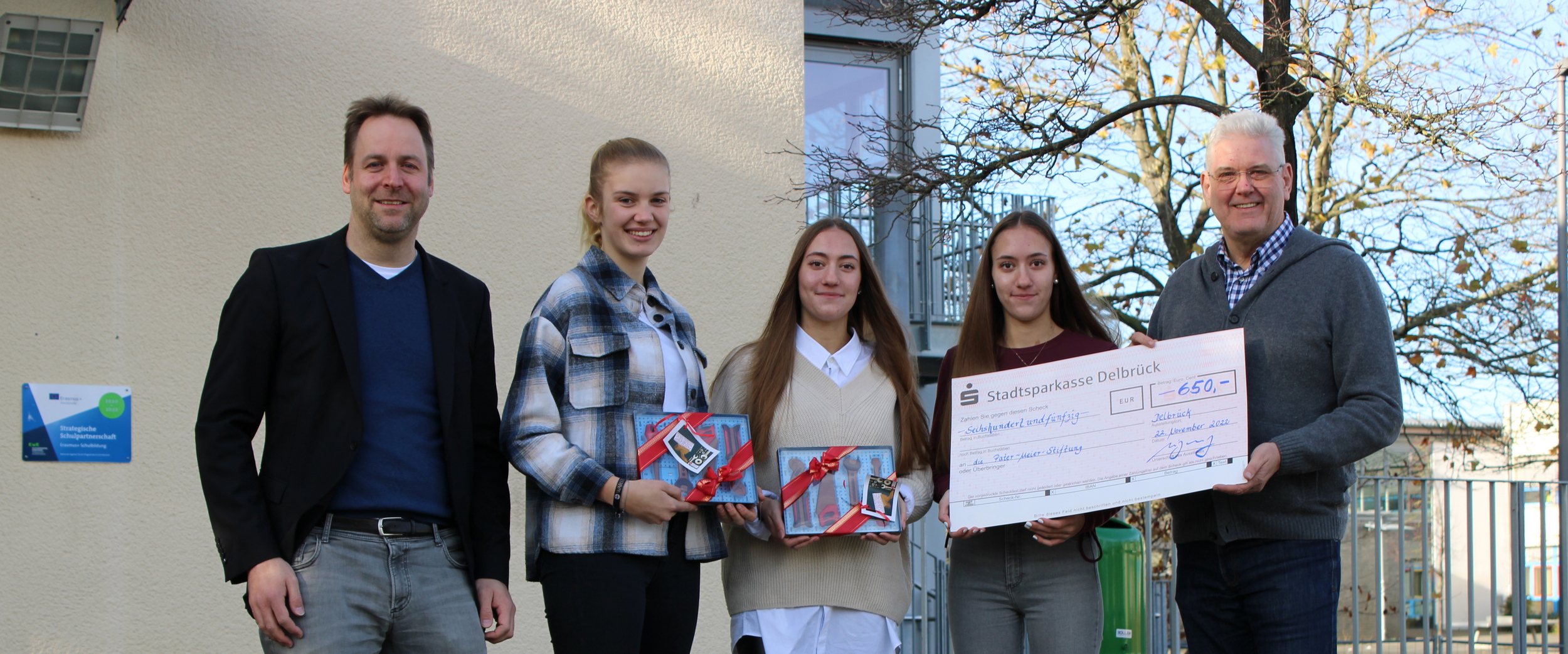 Werner Peitz, Vorsitzender der Pater-Meier-Stiftung, freut sich über die Spende in Höhe von 650 EURO und spricht seinen Dank aus. (v. l.) Mark Eigendorf (Schulleiter Gesamtschule Delbrück) und die fleißigen Sammlerinnen Madeleine Troja, Adela und Amela Lugonjic sowie Werner Peitz (Vorsitzender Pater-Meier-Stiftung).
