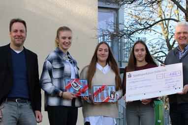 Werner Peitz, Vorsitzender der Pater-Meier-Stiftung, freut sich über die Spende in Höhe von 650 EURO und spricht seinen Dank aus. (v. l.) Mark Eigendorf (Schulleiter Gesamtschule Delbrück) und die fleißigen Sammlerinnen Madeleine Troja, Adela und Amela Lugonjic sowie Werner Peitz (Vorsitzender Pater-Meier-Stiftung).