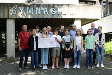 Die Pater-Meier-Stiftung freut sich über die großzügige Spende: (hinten v. l.) Matthias Strunz (Pater-Meier-Stiftung), Claudia Henke (als organisierende Lehrkraft, Reinhard Thiele (Pater-Meier-Stiftung), Raphael Finkeldey (als organisierende Lehrkraft), Ralf Brinkmann (stellvertretender Schulleiter), Werner Peitz (Vorsitzender Pater-Meier-Stiftung), (vorne v. l.) Anton Brökelmann, Carlotta Freise, Salem Makdesi Afrem, Lara Werner, Lotta Hünemeier, Nils Wook und Mia Bewer (alle Kassensprecher*innen der vier sechsten Klassen des Gymansiums Delbrück).