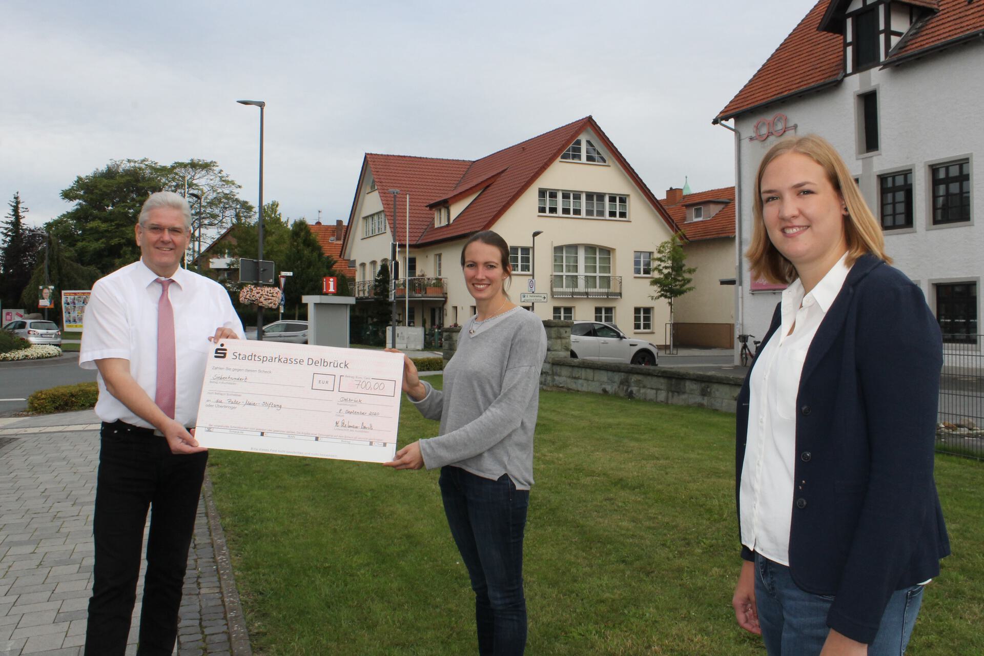 Julia Reiher (2. v. l.) und Theresa Heber (rechts) überreichen dem Vorsitzenden der Pater-Meier-Stiftung, Herrn Werner Peitz (1. v. l.), einen Scheck in Höhe von 700 EURO