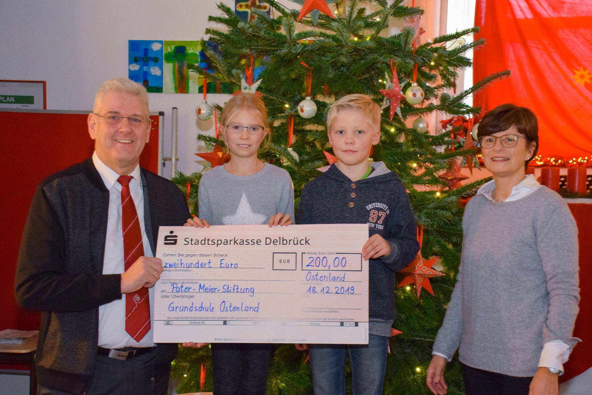 Bürgermeister Werner Peitz, Schülersprecher und Schülersprecherin der Grundschule Ostenland, Schulleiterin Alexandra Micheln