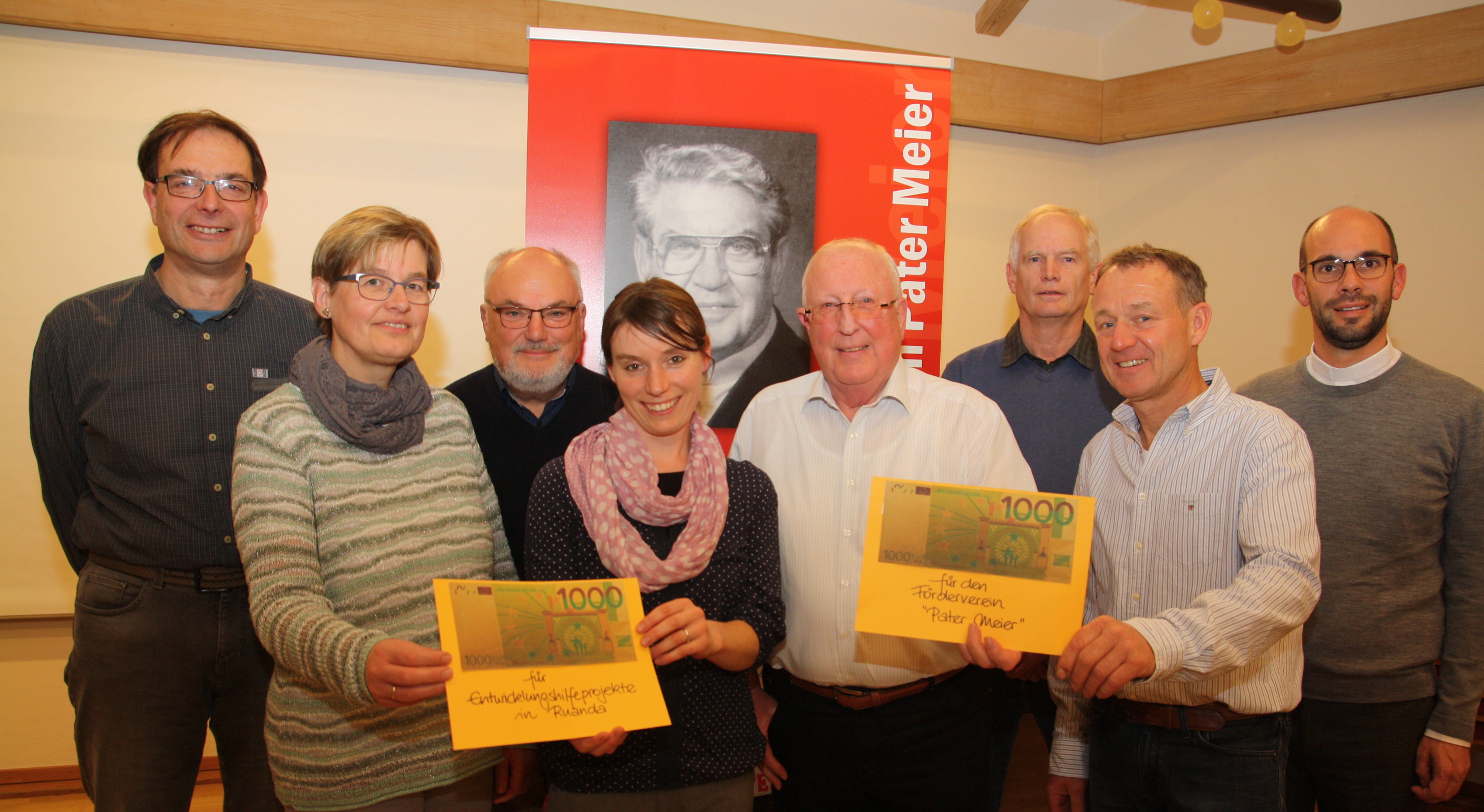 Schulleiter Oliver Austenfeld und die beiden Schülersprecher Joel Neh (10 B) und Lukas Brom (10B) überreichen Bürgermeister Werner Peitz, Vorsitzender der Pater-Meier-Stiftung den Scheck über 1.562,71 EURO. 