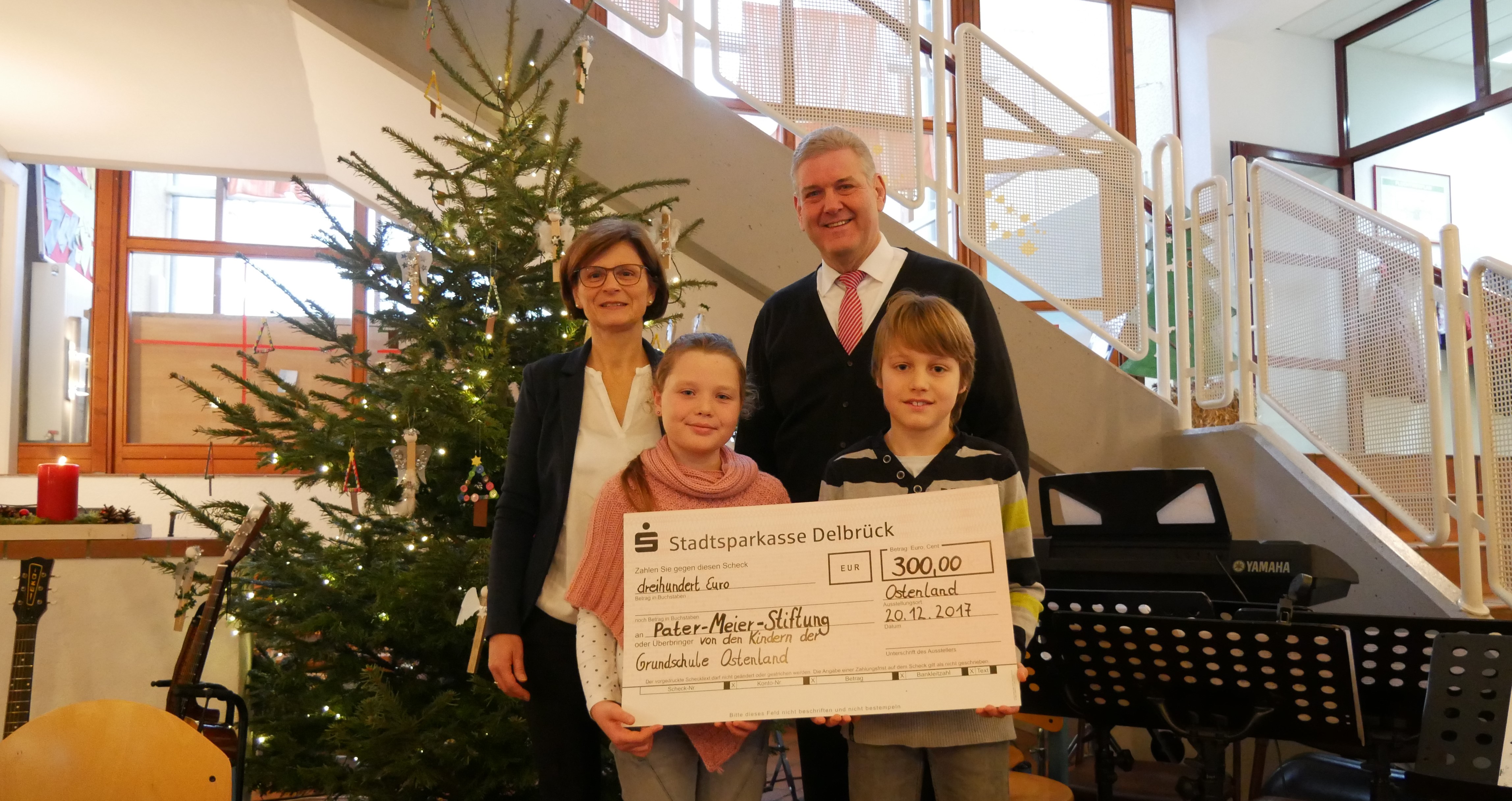 Schulleiterin Frau Alexandra Micheln, Bürgermeister Herr Peitz, Schülersprecher Lilli-Sophie und Tino