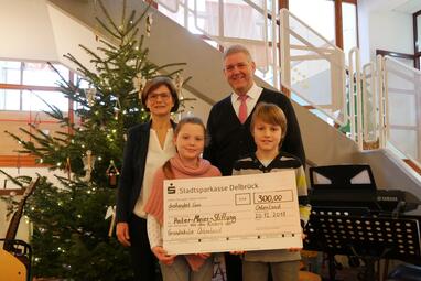 Schulleiterin Frau Alexandra Micheln, Bürgermeister Herr Peitz, Schülersprecher Lilli-Sophie und Tino