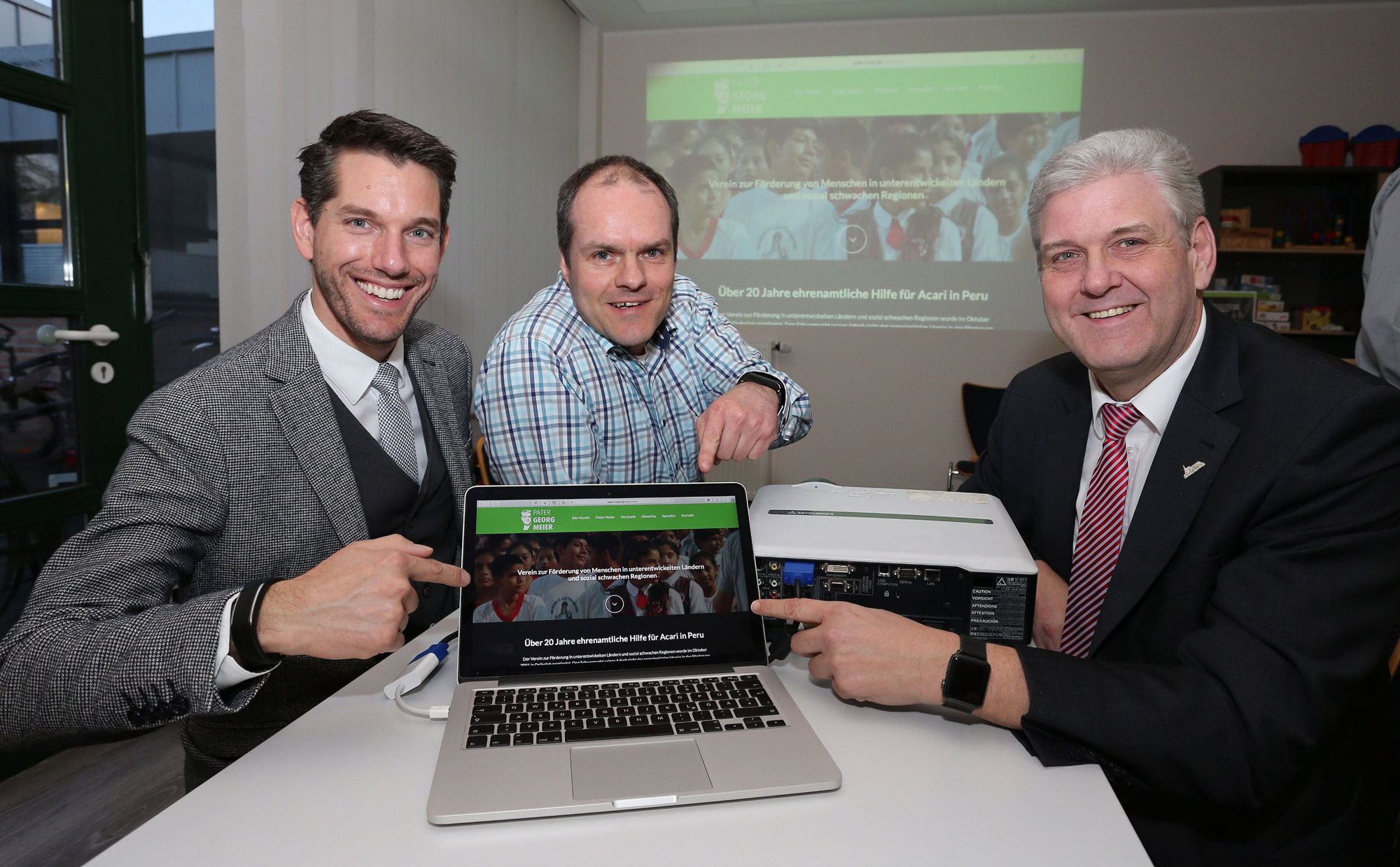 Der Pater-Meier-Förderverein ist nun online. Stefan Neisemeier von »Goto Media«, der neue Internetbeauftragte des Fördervereins (v.l.) Jens Fortmeier sowie Werner Peitz, Vorsitzender des Fördervereins, stellen die Internetseite vor. (Foto: Steg)