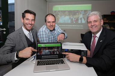 Der Pater-Meier-Förderverein ist nun online. Stefan Neisemeier von »Goto Media«, der neue Internetbeauftragte des Fördervereins (v.l.) Jens Fortmeier sowie Werner Peitz, Vorsitzender des Fördervereins, stellen die Internetseite vor. (Foto: Steg)