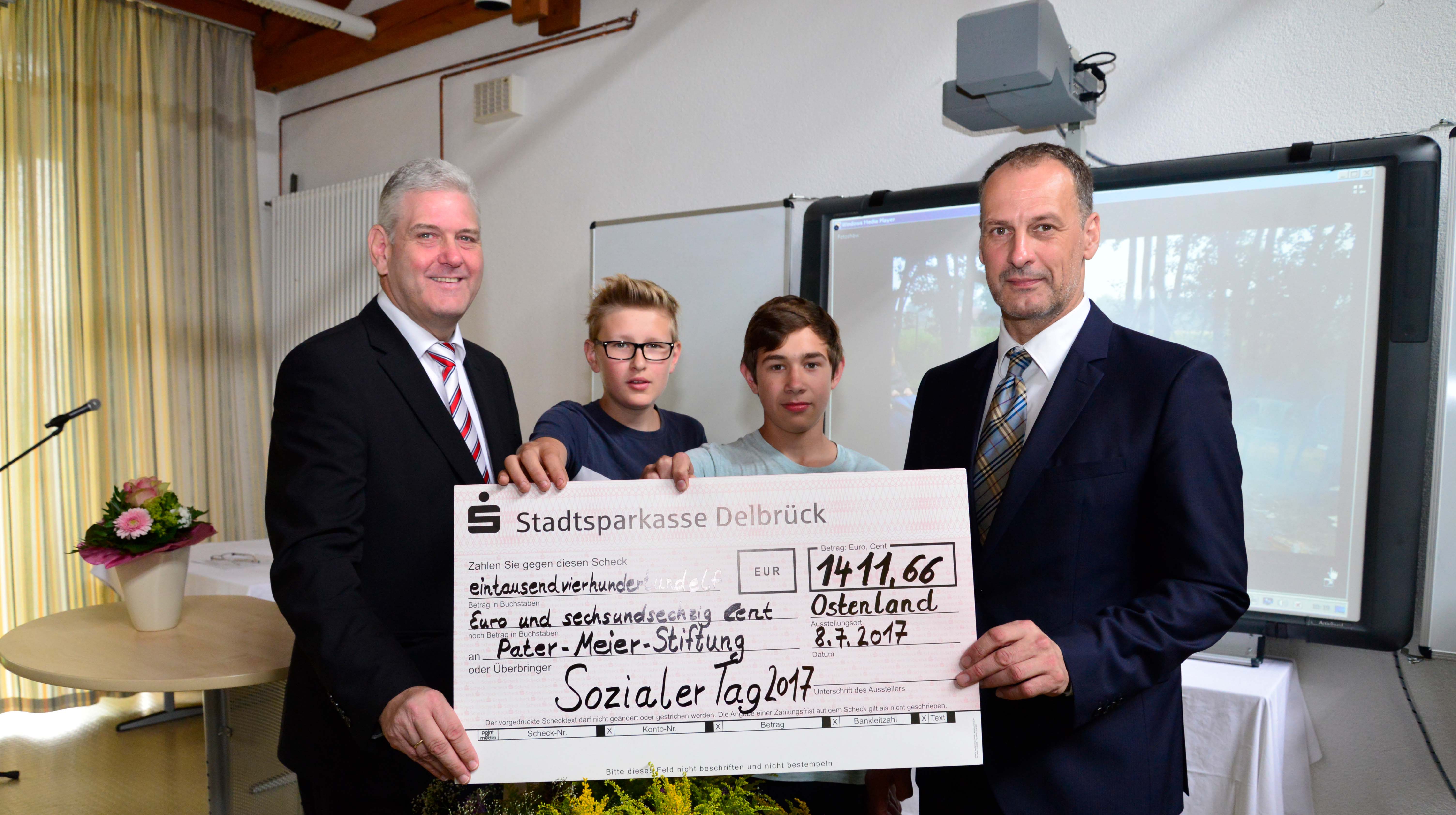 Der Vorsitzende der Pater-Meier-Stiftung Werner Peitz (von links) dankte Jörn Fortmeier und Marcel Brinkmeier sowie Schulleiter Oliver Austenfeld für ihren Einsatz beim »sozialen Tag«.